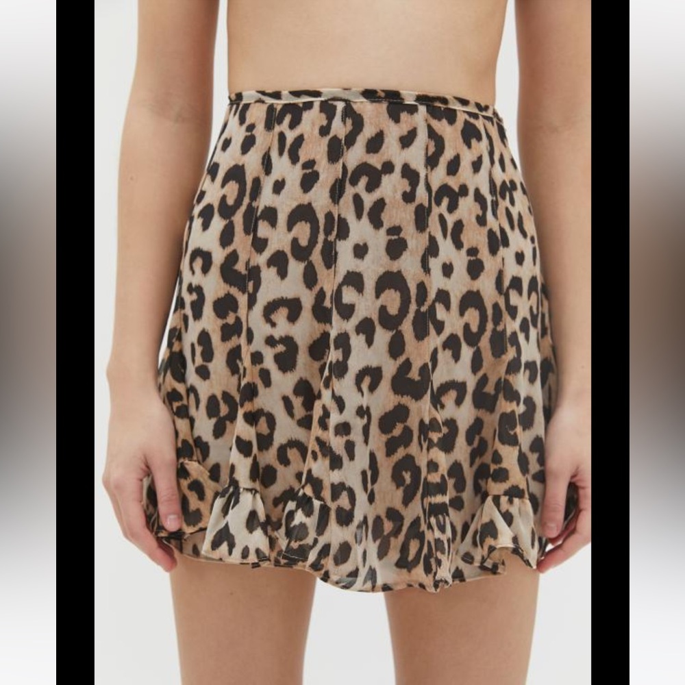 Dress forum size large leopard ruffle skirt! Super cute skirt with short inserts